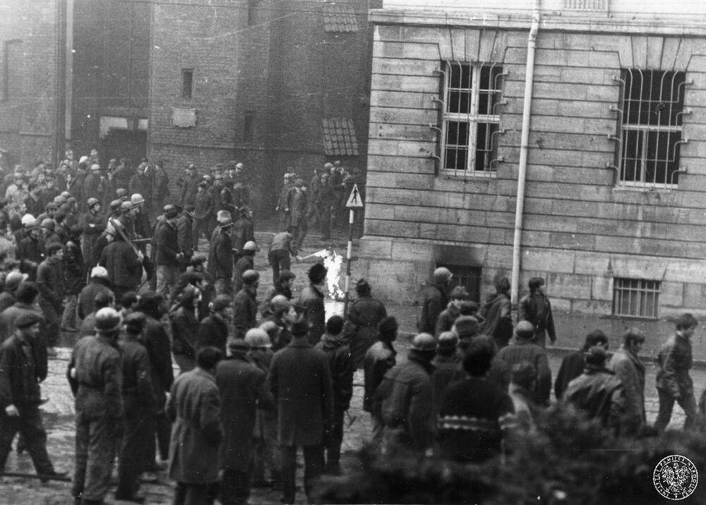 Podpalanie gmachu Komitetu Wojewódzkiego PZPR w Gdańsku 15 grudnia 1970 r. (widok od strony kościoła św. Elżbiety). Fot. z zasobu IPN