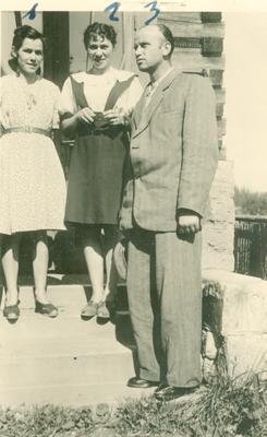 Stoją od lewej: Wanda Minkiewicz „Danka” (oznaczona nr 1), Lidia Lwow „Ewa – Lalka” (nr 2), mjr Zygmunt Szendzielarz „Łupaszka” (nr 3). Fot. AIPN