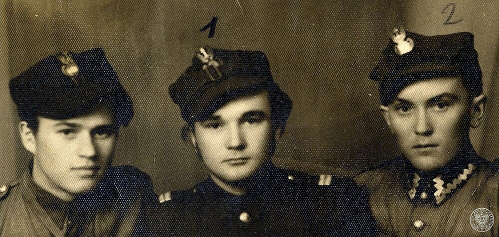 Partyzanci zgrupowania „Ognia” na początku 1947 r. Na rogatywkach metalowe orły, niewykluczone, że odlane konspiracyjnie w jednym z podhalańskich warsztatów. Fot. z zasobu IPN