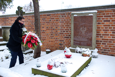 Prezes IPN Jarosław Szarek złożył kwiaty na grobie Wojciecha Ziembińskiego na Powązkach – 13 stycznia 2020. Fot. Sławek Kasper (IPN)