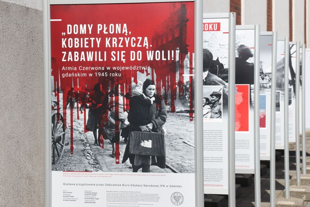 Wystawa IPN Gdańsk „»Domy płoną, kobiety krzyczą, zabawili się do woli«. Armia Czerwona w województwie gdańskim w 1945 roku”. Fot. IPN