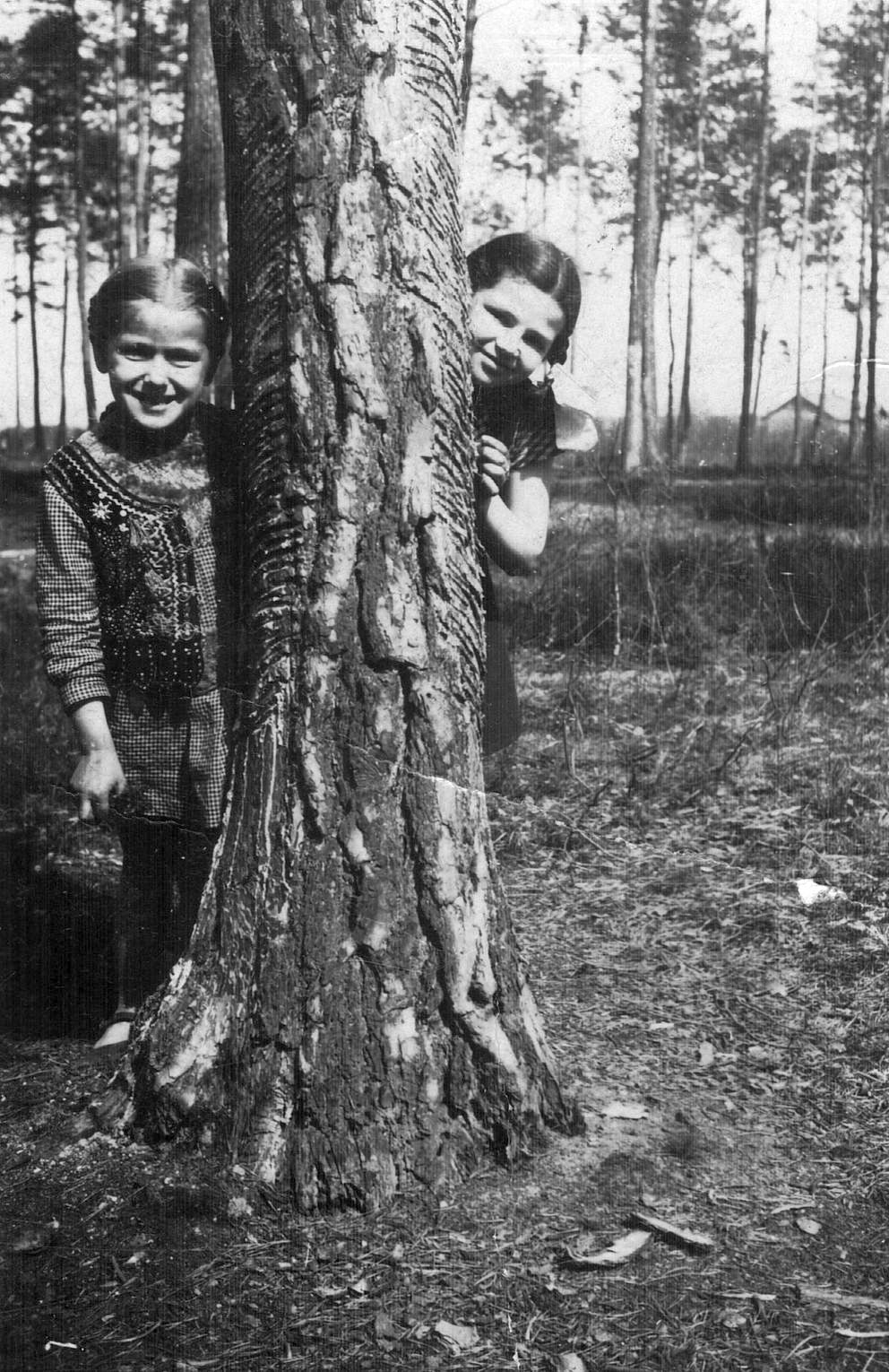 Janina Luidor (z prawej), uratowana w Mirocicach przez rodzinę Wróblewskich. Fot. ze zbiorów IPN