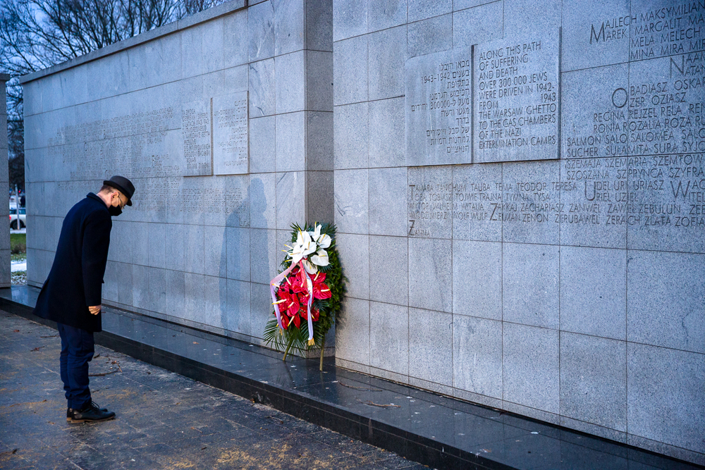 Zastępca prezesa IPN dr Mateusz Szpytma złożył kwiaty przed Pomnikiem Umschlagplatz – 27 stycznia 2021. Fot. Sławek Kasper (IPN)