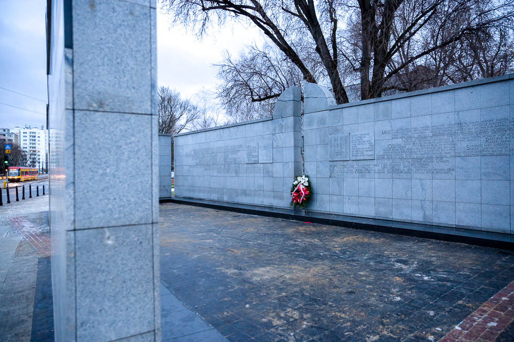 Zastępca prezesa IPN dr Mateusz Szpytma złożył kwiaty przed Pomnikiem Umschlagplatz – 27 stycznia 2021. Fot. Sławek Kasper (IPN)