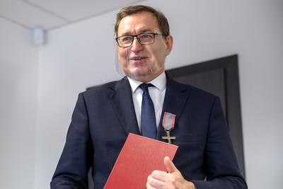 Jarosław Szarek, prezes IPN otrzymał od działaczy Formacji Niepodległościowej Krzyż Służby Niepodległości – 28 stycznia 2021. Fot. Sławek Kasper (IPN)