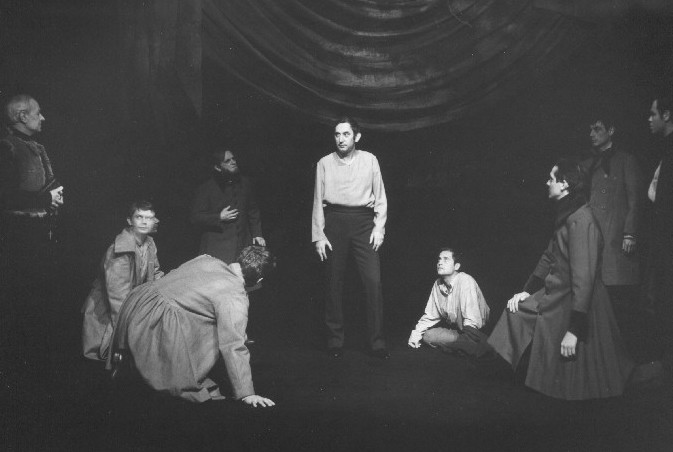 Premiera „Dziadów” Adama Mickiewicza w reżyserii Kazimierza Dejmka w Teatrze Narodowym, 25 XI 1967 r. (autor zdjęć: F. Myszkowski). Fotografia pochodzi ze zbiorów Teatru Narodowego i została udostępniona na potrzeby działalności edukacyjnej IPN dzięki życzliwości dyrekcji teatru