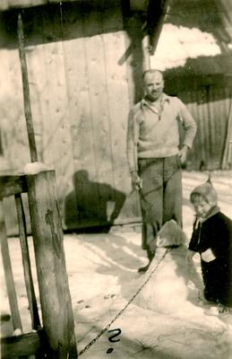 Mjr Zygmunt Szendzielarz ps. „Łupaszka” z synem Wandy i Lucjana Minkiewiczów Andrzejem przed zabudowaniami gospodarczymi w Olczy – luty 1948 (AIPN)