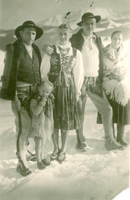 Na tle gór stoją od lewej: Jan Zwijacz, Zofia Zwijacz (dziecko), Lidia Lwow „Ewa – Lala” (oznaczona nr 2), mjr Zygmunt Szendzielarz „Łupaszka” (oznaczony nr 1), Maria Zwijacz – luty 1948 (AIPN)