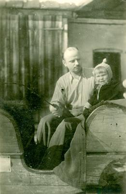 Mjr Zygmunt Szendzielarz ps. „Łupaszka” z dzieckiem (syn Lucjana i Wandy Minkiewiczów Andrzej) w saniach – luty 1948 (AIPN)