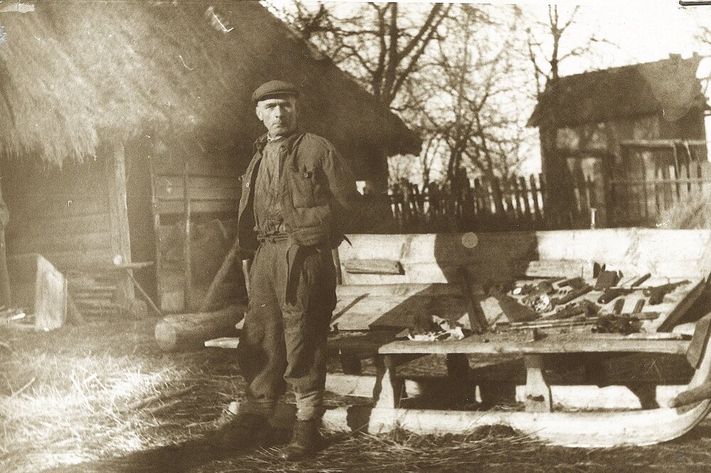Por. Stefan Kobos „Wrzos”, komendant Samodzielnego Obwodu WiN Tomaszów Lubelski. Fotografia wykonana przez funkcjonariuszy UB 21 I 1956 r. w dniu aresztowania „Wrzosa” w zabudowaniach rodziny Szczepańskich w Brzezinach Bełżeckich (ze zbiorów IPN w Lublinie).