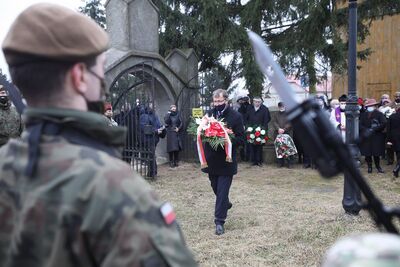 Prezes IPN dr Jarosław Szarek złożył kwiaty przy pomniku upamiętniającym 39 Żołnierzy Niezłomnych z okolic Ciechanowa – Zielona, 28 lutego 2021. Fot. Sławek Kasper (IPN)