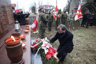 Prezes IPN dr Jarosław Szarek złożył kwiaty przy pomniku upamiętniającym 39 Żołnierzy Niezłomnych z okolic Ciechanowa – Zielona, 28 lutego 2021. Fot. Sławek Kasper (IPN)