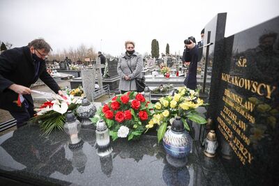 W Pałukach dr Jarosław Szarek złożył kwiaty na symbolicznym grobie Bronisława i Zdzisława Kołakowskich ze wsi Osyski – 28 lutego 2021. Fot. Sławek Kasper (IPN)