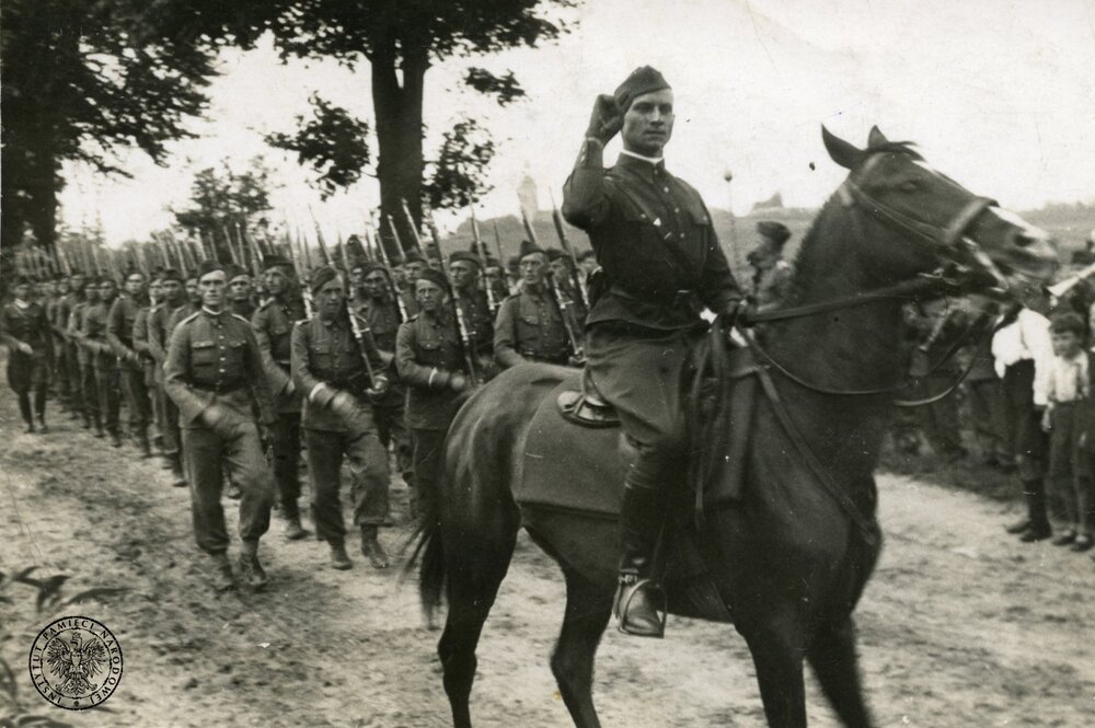 Por. Łukasz Ciepliński na czele pododdziału 62 pp. (AIPN)