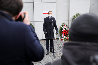 Premier Mateusz Morawiecki przemawia podczas obchodów Narodowego Dnia Pamięci Żołnierzy Wyklętych na powązkowskiej „Łączce” – 1 marca 2021. Fot. Sławek Kasper (IPN)