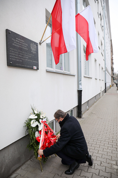 Prezes IPN dr Jarosław Szarek złożył kwiaty pod tablicą upamiętniającą ofiary reżimu komunistycznego w dawnej siedzibie NKWD/WUBP przy Strzeleckiej 8 w Warszawie – 1 marca 2021. Fot. Sławek Kasper (IPN)
