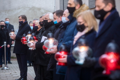 Uczestnicy uroczystości zapalili znicze pod ścianą straceń dawnego więzienia na Mokotowie  – 1 marca 2021. Fot. Sławek Kasper (IPN)