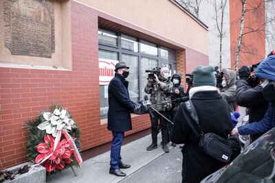 Zastępca prezesa IPN oddał hołd zamordowanym mieszkańcom i opiekunom bunkra „Krysia” – 7 marca 2021. Fot. Sławek Kasper (IPN)
