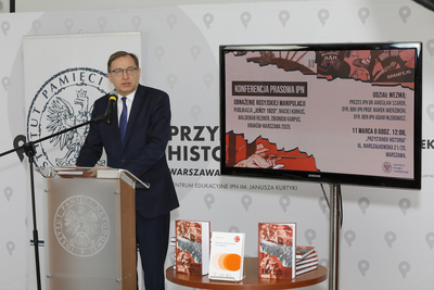 Dr Jarosław Szarek, prezes IPN podczas konferencji prasowej prezentującej publikację IPN „Jeńcy 1920” – 11 marca 2021. Fot. Piotr Życieński (IPN)