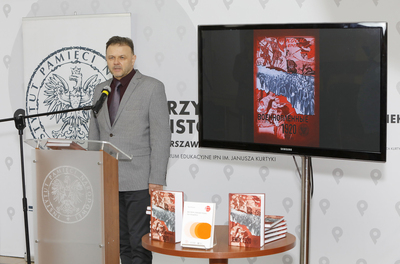 Adam Hlebowicz, dyrektor Biura Edukacji Narodowej IPN podczas konferencji prasowej prezentującej publikację IPN „Jeńcy 1920” – 11 marca 2021. Fot. Piotr Życieński (IPN)