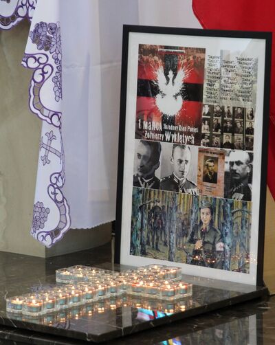 Płonący krzyż ku czci zamordowanych bohaterów. Fot. Józef Burak/Perth