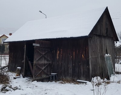 W stodole odkryto skrzynię stojącą, jak się wydawało, na podłodze. Fot. ze zbiorów Tomasza Sikorskiego
