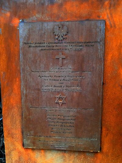 Tablica pamiątkowa na pomniku w Popardowej. Fot. IPN