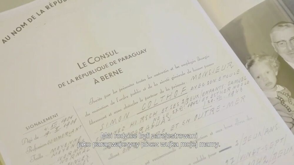 Kadr z filmu „Polmission. Tajemnice paszportów”