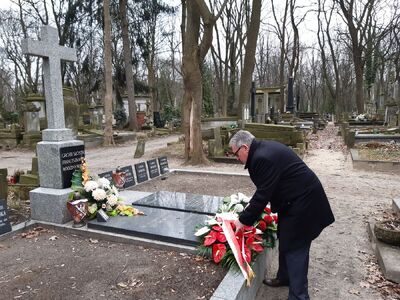 Kwiaty na grobach m. Matyldy Getter i Sióstr Franciszkanek Rodziny Maryi – Warszawa, 24 marca 2021. Fot. Joanna Jurkowska (IPN)