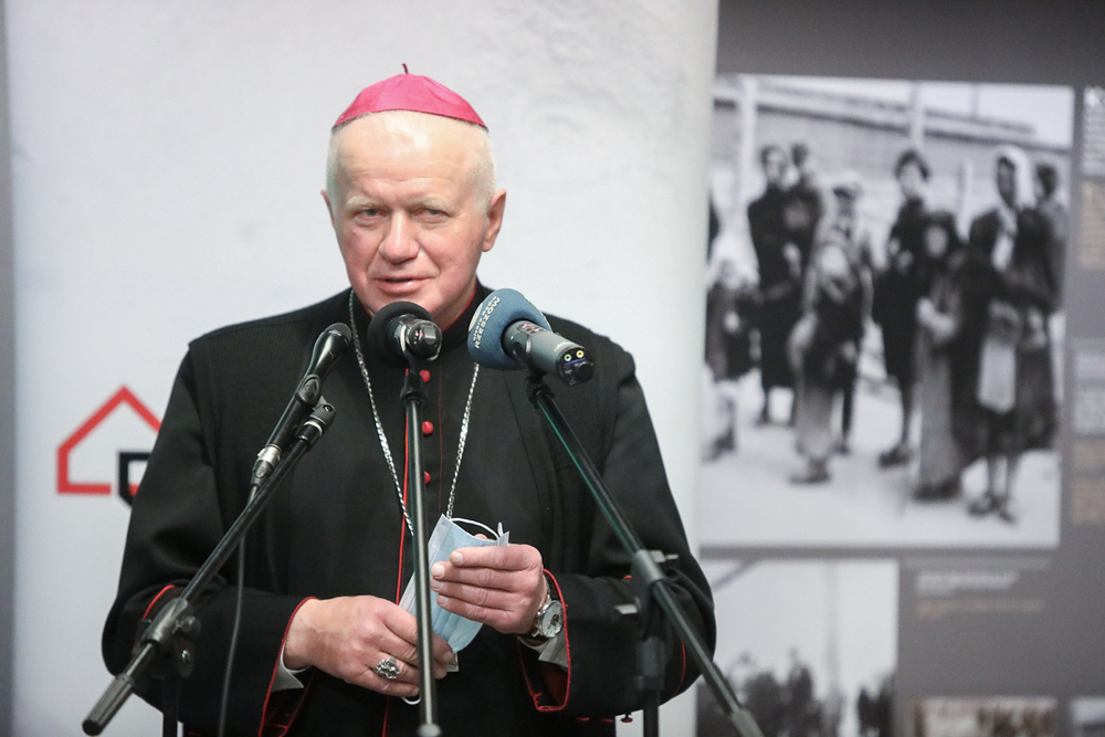 Ks. abp Adam Szal, metropolita przemyski. Uroczystości Narodowego Dnia Pamięci Polaków ratujących Żydów pod okupacją niemiecką – Markowa, 24 marca 2021. Fot. Sławek Kasper (IPN)