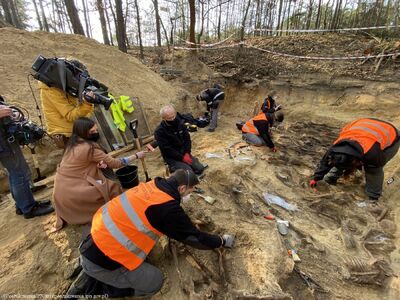 Prace ekshumacyjne prowadzone przez Biuro Poszukiwań i Identyfikacji IPN przy ul. Skierdowskiej w Warszawie – 25 marca 2021. Fot. BPiI IPN