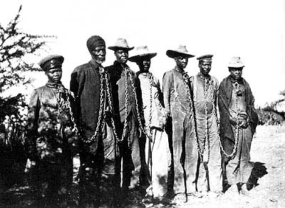 Herero skuci łańcuchami. Fot. Wikipedia (domena publiczna)