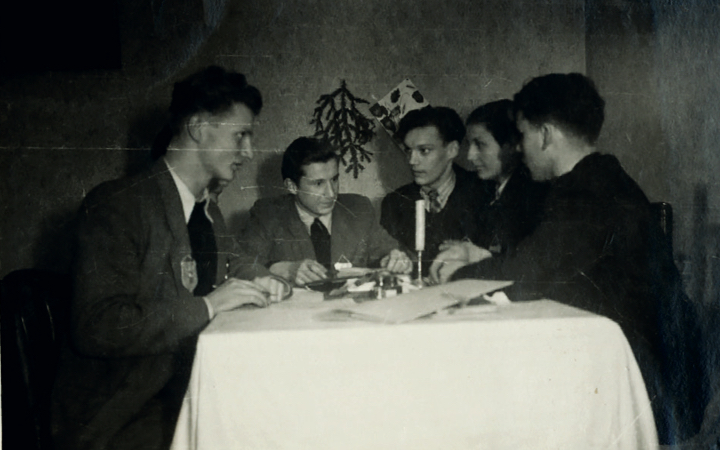 Spotkanie członków Podziemnej Organizacji ZHP „Orlęta” w mieszkaniu jej lidera, Kazimierza Grabowskiego (pierwszy z lewej). Obok niego widoczni są kolejno: Ryszard Gorczyca, Władysław Bąkowski, Bogdan Czajka i Mieczysław Osiecki, 1951 r. (fot. IPN)