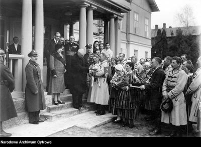 1930 - Prezydent Mościcki przyjmuje wielkanocne dary od mieszkańców wsi (NAC)