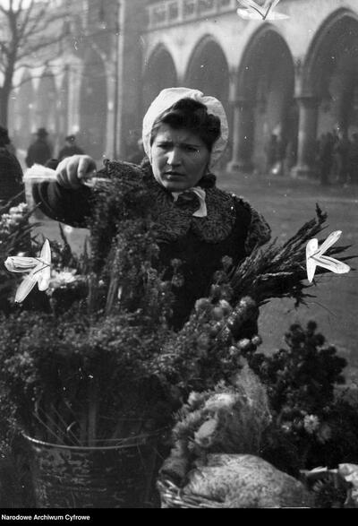 1940 - pierwsze miesiące okupacji niemieckiej kobieta kupująca palmę wielkanocną w Krakowie (NAC)