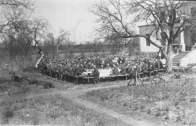 1946 - żołnierze V Wileńskiej Brygady AK przy posiłku wielkanocnym w Mężeninie (IPN)