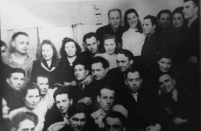 1955 - świętujący wspólnie polscy zesłańcy na Kołymie (IPN)