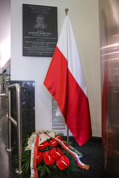 Uroczyste złożenie kwiatów pod tablicą upamiętniającą Janusza Kurtykę, tragicznie zmarłego prezesa IPN – 9 kwietnia 2021. Fot. Sławek Kasper (IPN)