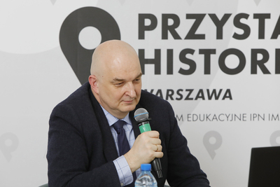 Dr Sławomir Dębski, prowadzący cykl spotkań „Polityczne i prawne dylematy polskiej polityki zagranicznej w latach 1918–1945” – 12 kwietnia 2021. Fot. Piotr Życieński (IPN)