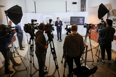 Konferencja prasowa na temat II Międzynarodowego Festiwalu Filmowego o Totalitaryzmach „Echa Katynia” –  13 kwietnia 2021. Fot. Sławek Kasper (IPN)