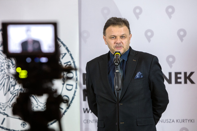 Adam Hlebowicz, dyrektor BEN IPN podczas konferencji prasowej na temat II Międzynarodowego Festiwalu Filmowego o Totalitaryzmach „Echa Katynia” –  13 kwietnia 2021. Fot. Sławek Kasper (IPN)