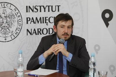 Dr Marcin Przegiętka podczas dyskusji „Niemieckie zbrodnie w obozach koncentracyjnych” – 18 kwietnia 2021. Fot. Piotr Życieński (IPN)