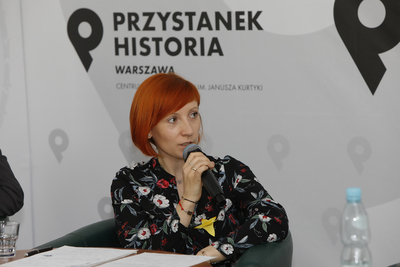 Dr Martyna Grądzka-Rejak podczas dyskusji „Niemieckie zbrodnie w obozach koncentracyjnych” – 18 kwietnia 2021. Fot. Piotr Życieński (IPN)