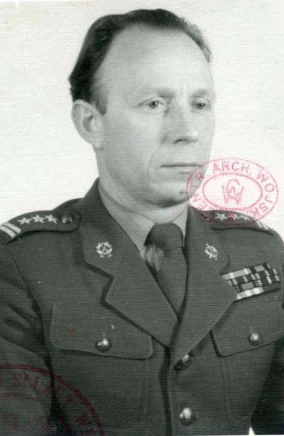 Zdjęcia portretowe z teczki personalnej generała dywizji Wojska Polskiego PRL Teodora Kufla (AIPN)