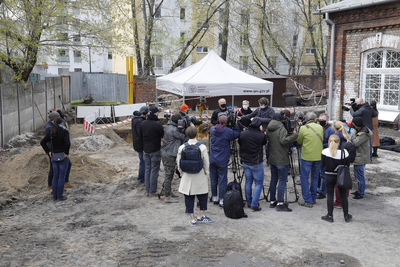 Konferencja prasowa Biura Poszukiwań i Identyfikacji IPN na temat ekshumacji na terenie dawnego więzienia „Toledo” w Warszawie – 22 kwietnia 2021. Fot. Piotr Życieński (IPN)