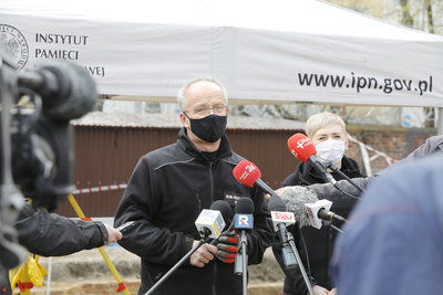 Konferencja prasowa Biura Poszukiwań i Identyfikacji IPN na temat ekshumacji na terenie dawnego więzienia „Toledo” w Warszawie – 22 kwietnia 2021. Fot. Piotr Życieński (IPN)