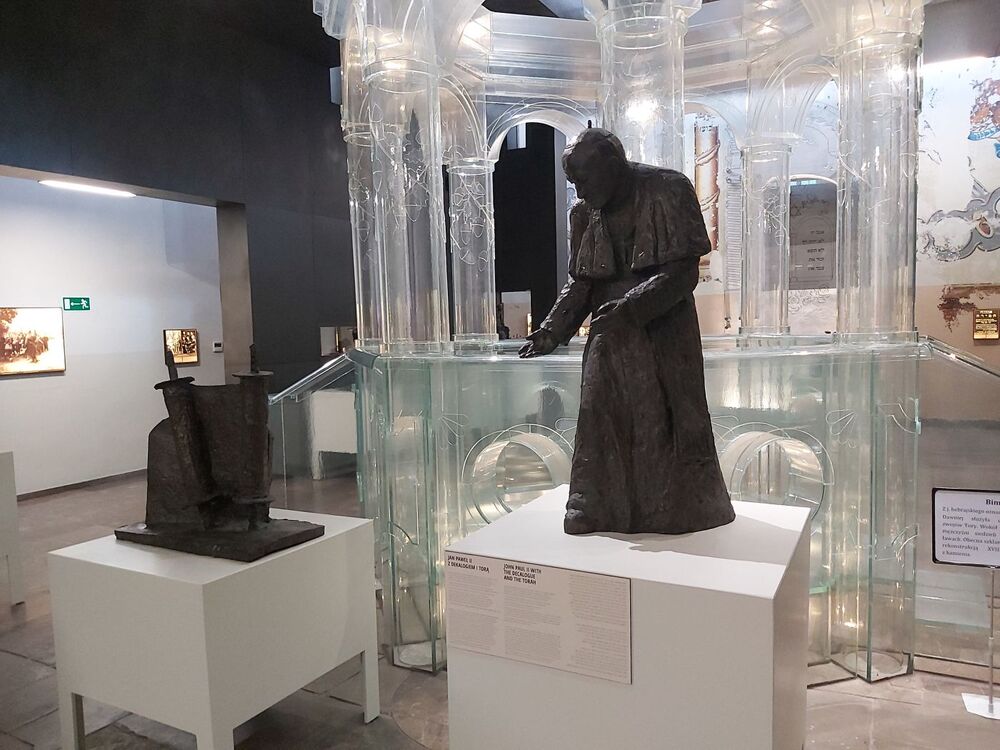 Wystawa „Obraz Treblinki w oczach Samuela Willenberga” w synagodze w Chmielniku – 9 maja – 30 czerwca 2021. Fot. Ośrodek Edukacyjno-Muzealny „Świętokrzyski Sztetl”