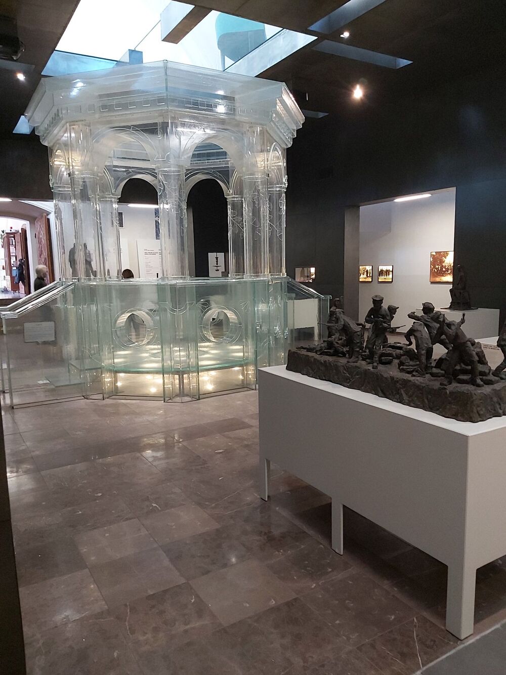 Wystawa „Obraz Treblinki w oczach Samuela Willenberga” w synagodze w Chmielniku – 9 maja – 30 czerwca 2021. Fot. Ośrodek Edukacyjno-Muzealny „Świętokrzyski Sztetl”