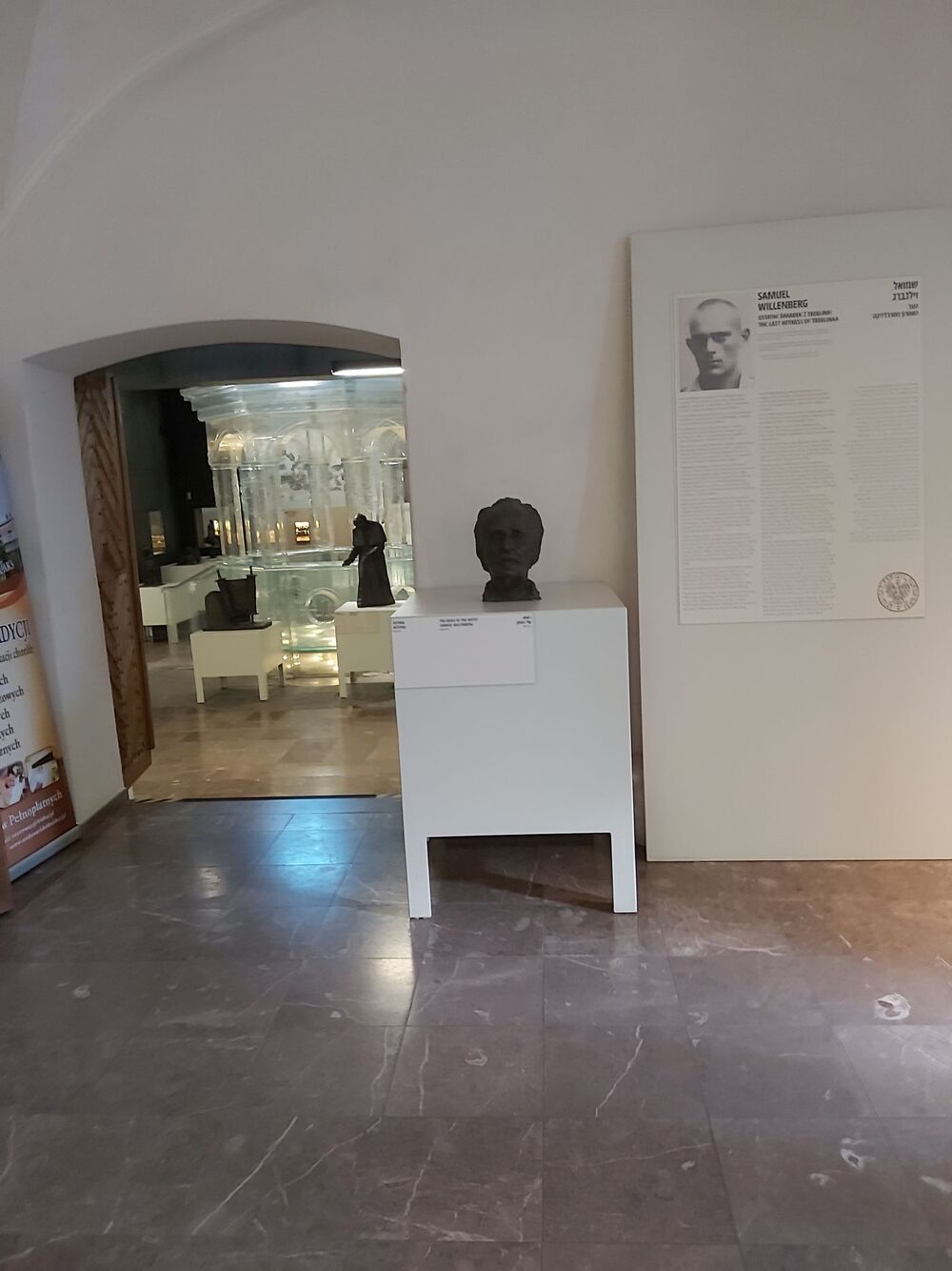 Wystawa „Obraz Treblinki w oczach Samuela Willenberga” w synagodze w Chmielniku – 9 maja – 30 czerwca 2021. Fot. Ośrodek Edukacyjno-Muzealny „Świętokrzyski Sztetl”