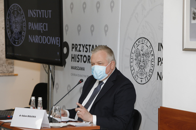 Dr Adam Buława podczas publicznego przesłuchania kandydatów na stanowisko Prezesa IPN-KŚZpNP – 27 kwietnia 2021.  Fot. Piotr Życieński (IPN)